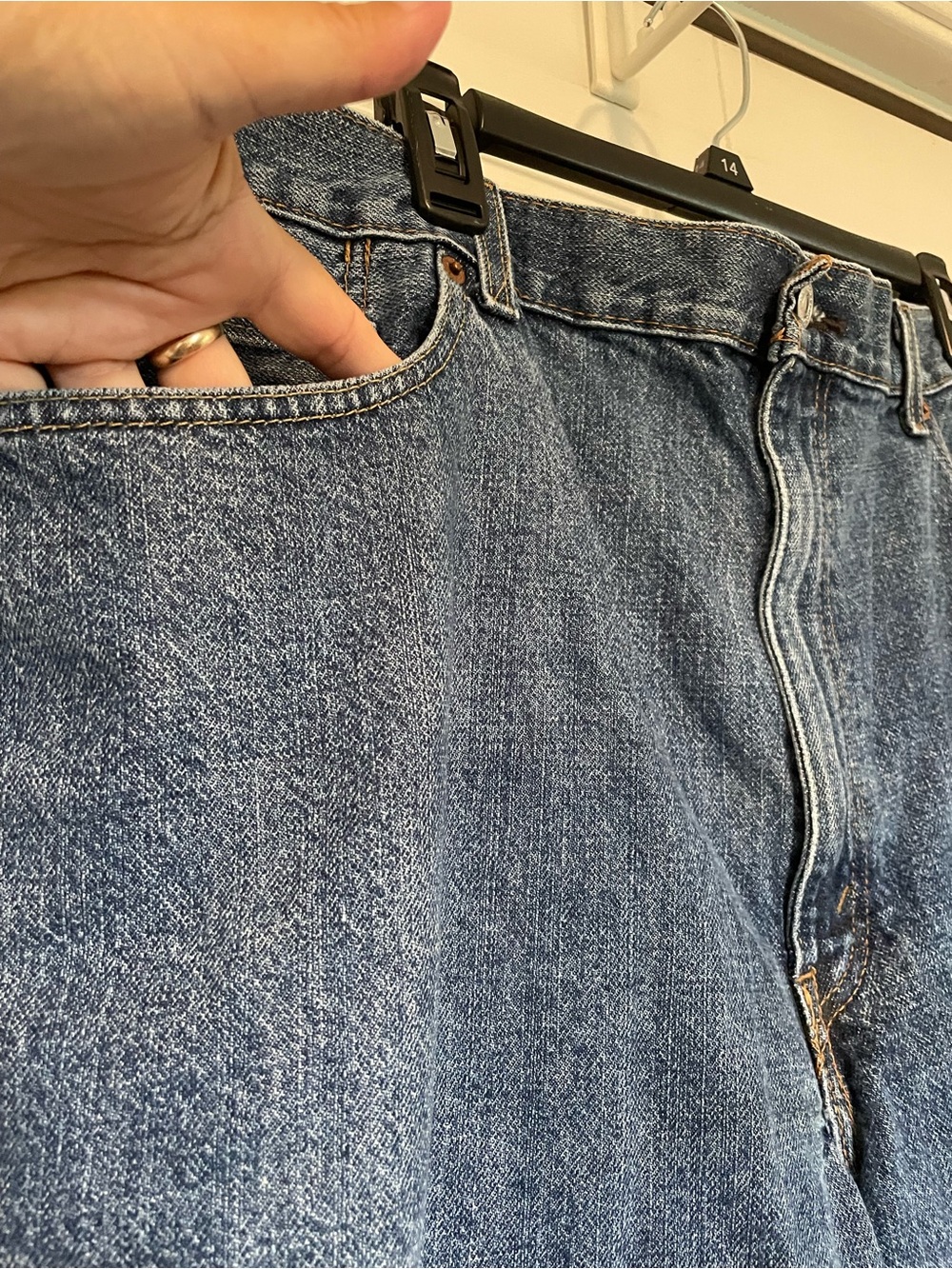 Men’s Levi’s 550 shorts. 42 waist x10” inseam - Picture 4 of 8